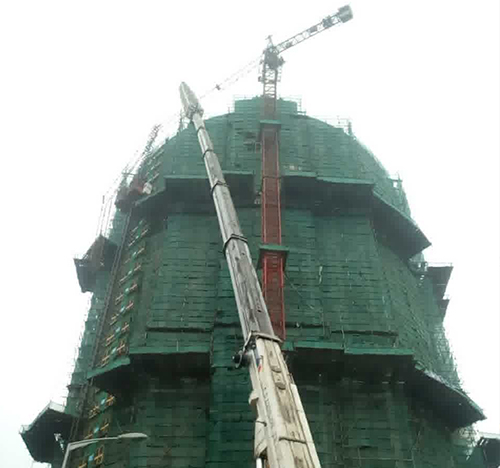 绥化市吊车在工地上作业